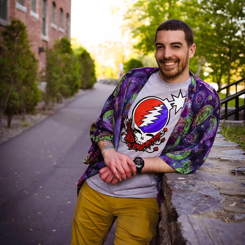 employee with grateful dead shirt